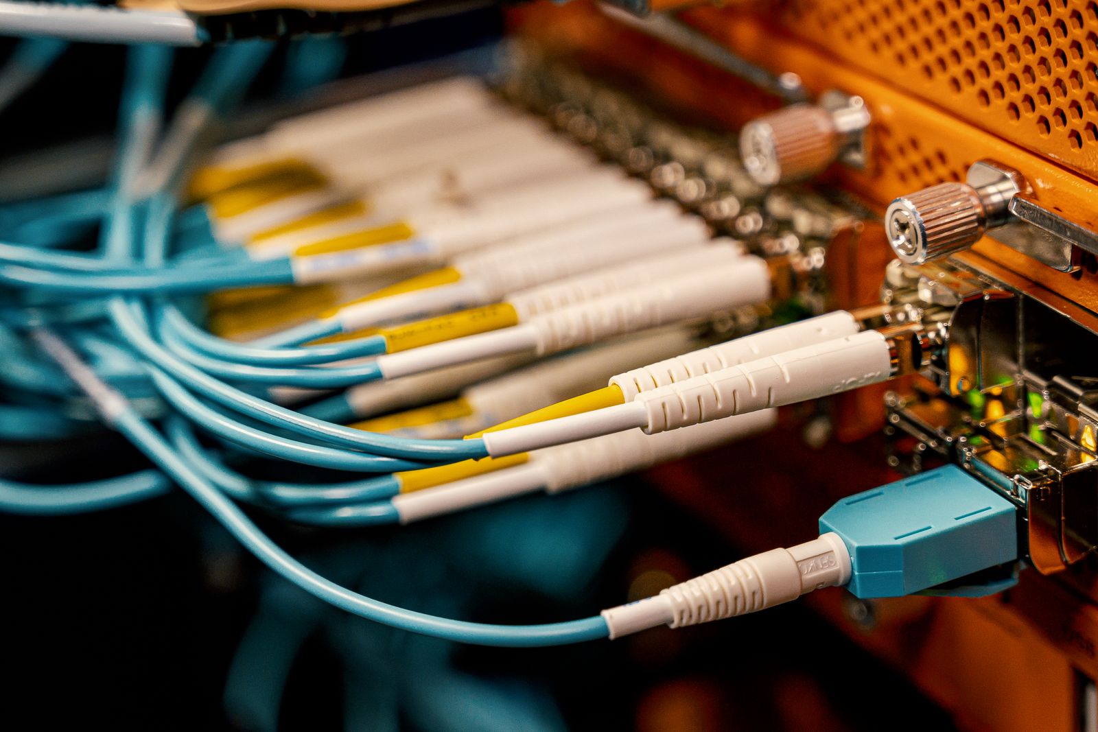 Conectores de fibra óptica en un switch de red